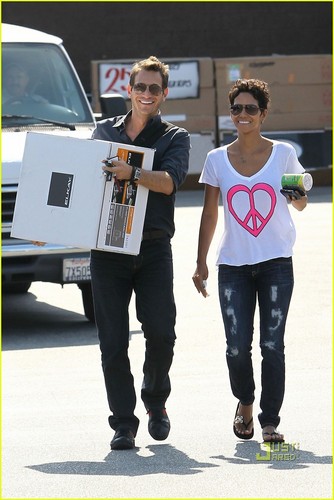  Halle Berry: Everything But The キッチン Sink