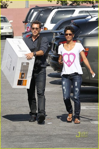  Halle Berry: Everything But The cocina Sink