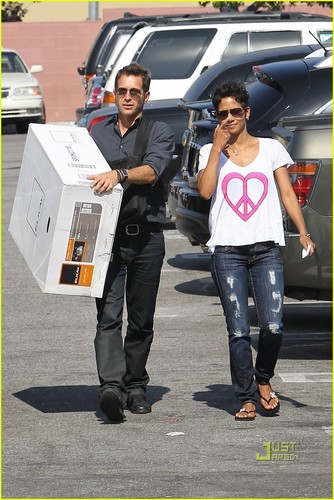  Halle Berry: Everything But The cocina Sink