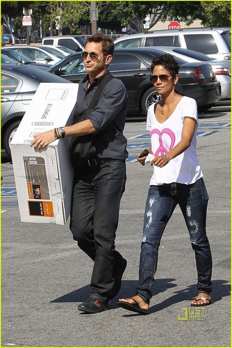  Halle Berry: Everything But The jikoni Sink