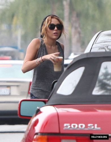  Miley @ 星巴克 in Beverly Hills