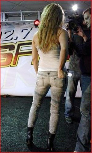 Shakira JEANS arsch