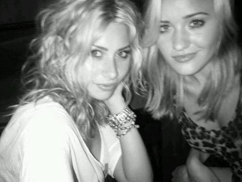  Aly and Aj 最近 twitter pics