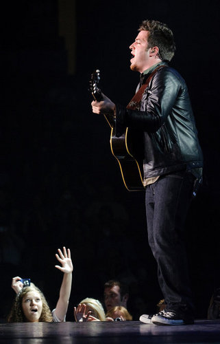  Lee DeWyze Performing @ фургон, ван Andel Arena (July 3, 2010)