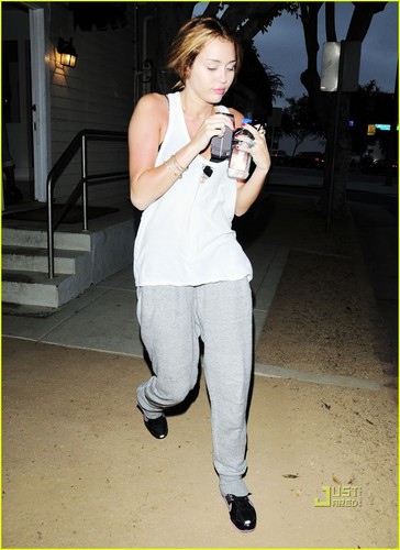  Miley Cyrus: Breakfast ngày with Liam Hemsworth