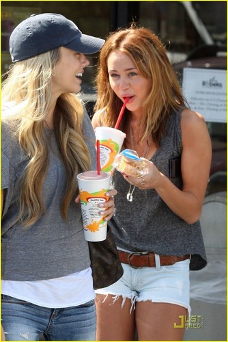  Miley Cyrus & Melissa Ordway Grab Robek's