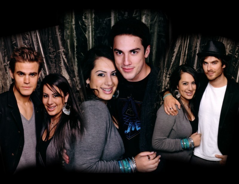 http://images2.fanpop.com/image/photos/13500000/TVD-cast-and-fans-the-vampire-diaries-tv-show-13592452-800-617.jpg
