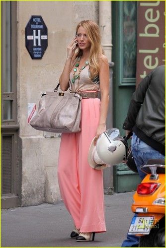  Blake Lively on the set of 'Gossip Girl' in Paris (July 5).