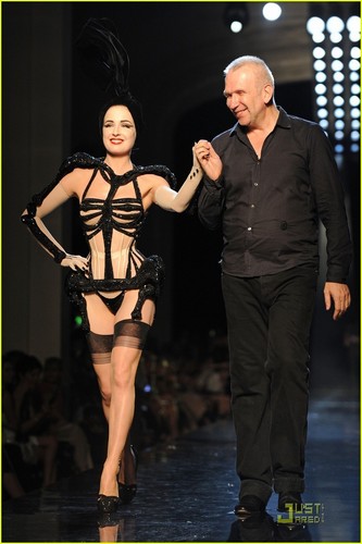  Dita Von Teese: Haute Couture For Jean-Paul Gaultier 통로, 활주로