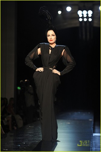  Dita Von Teese: Haute Couture For Jean-Paul Gaultier 滑走路