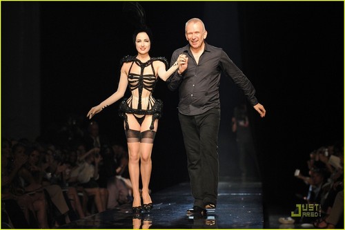 Dita Von Teese: Haute Couture For Jean-Paul Gaultier pista, pista de aterrizaje