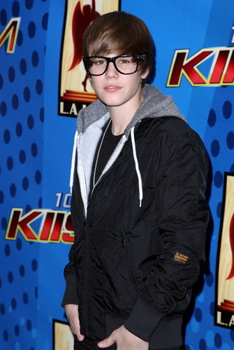  JUSTIN BIEBER WITH FAKE GLASSES