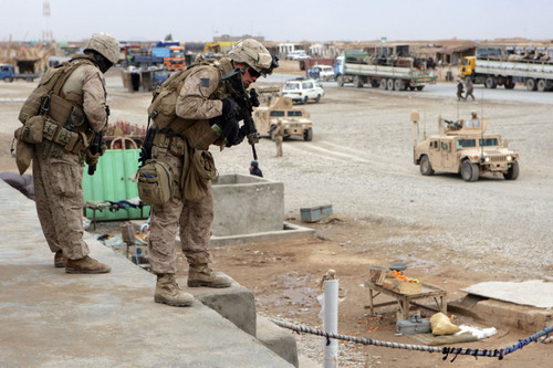  Marines Observe अफ़ग़ान, अफगान Stores