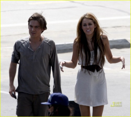  Miley new সঙ্গীত video ‘BIG BIG BANG’ with actor Kevin Zegers