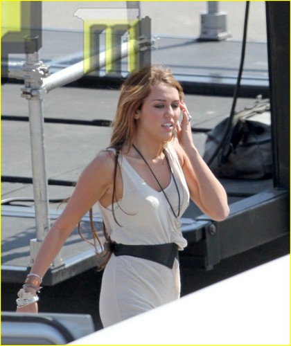  Miley new 音乐 video ‘BIG BIG BANG’ with actor Kevin Zegers