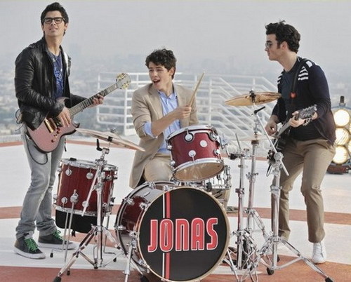  foto FROM THE FIRST CHAPTER OF JONAS L.A.
