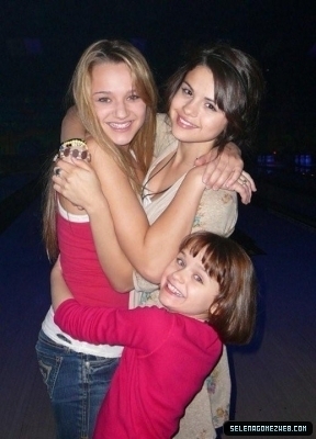 Ramona And Beezus-Selena Bowling With The Cast