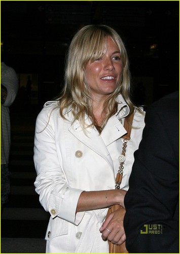  Sienna Miller is LAX Lovely