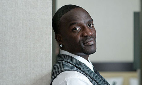  * GOLDEN hati, tengah-tengah Akon *