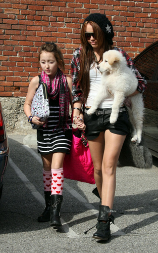  ''miley and her little sis''