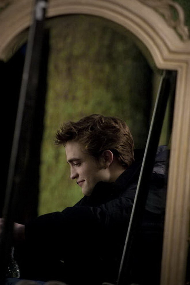 BEHIND THE SCENES OF NEW MOON