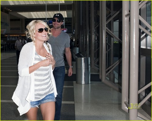 Carrie Underwood: Honeymoon with Mike Fisher!