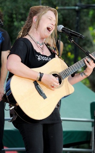  Crystal Bowersox Performs on 'Good Morning America' (July 9, 2010)