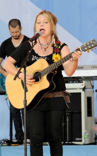  Crystal Bowersox Performs on 'Good Morning America' (July 9, 2010)