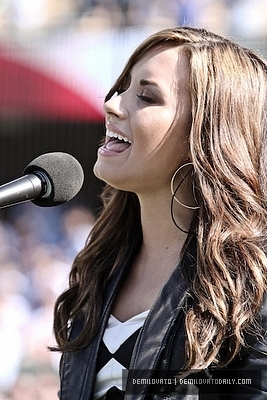  Demi Lovato-july11th hát the National Anthem at Dodgers vs. Cubs game.
