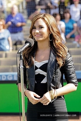  Demi Lovato-july11th 歌う the National Anthem at Dodgers vs. Cubs game.