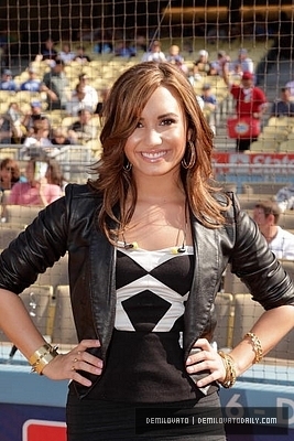  Demi Lovato-july11th 唱歌 the National Anthem at Dodgers vs. Cubs game.