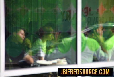  Justin Bieber and Kim kardashian dining at pinkberry Los Angeles