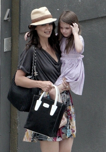  Katie Holmes and Suri Cruise upset leaving a photoshoot.