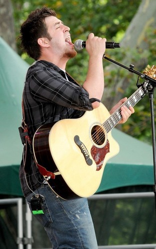 Lee DeWyze Performing on 'Good Morning America' (July 9, 2010)