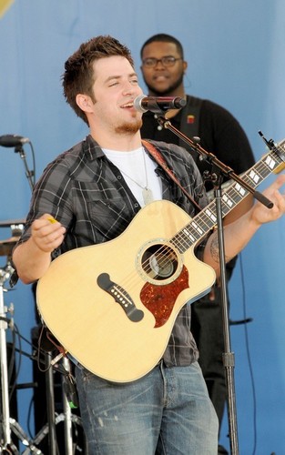  Lee DeWyze Performing on 'Good Morning America' (July 9, 2010)