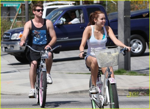  MiLeY and LiAm -riding a bike!!