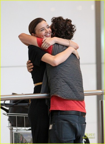  Miranda Kerr & Orlando Bloom: Hug Happy at Heathrow