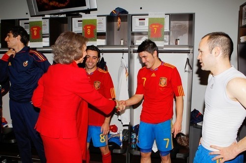  Queen Sofia with the spanish players