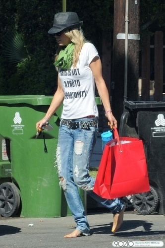  2010-07-15 AnnaLynne McCord strode barefoot out of her boyfriend's Home in LA