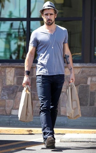 Colin Farrell grocery shopping at Gelson's Market in Hollywood (July 15)