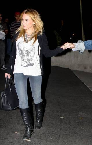  Hilary & Mike leaving the Kings Of Leon संगीत कार्यक्रम in Hollywood