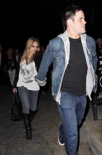  Hilary & Mike leaving the Kings Of Leon 音乐会 in Hollywood