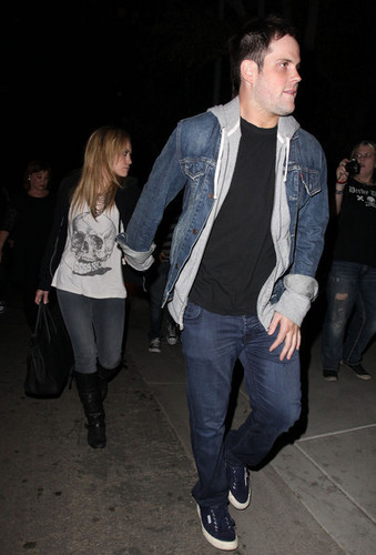  Hilary & Mike leaving the Kings Of Leon buổi hòa nhạc in Hollywood