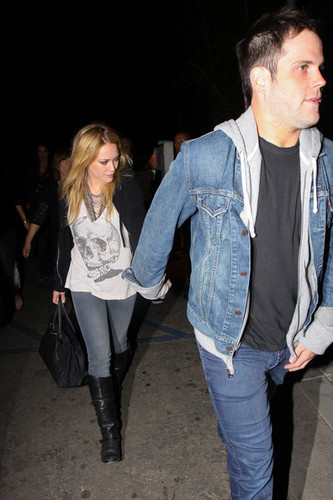  Hilary & Mike leaving the Kings Of Leon концерт in Hollywood