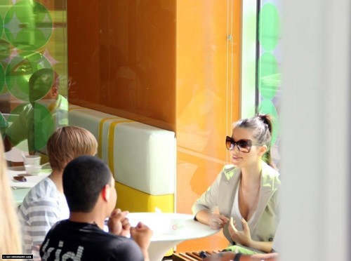  Kim and Justin Bieber spotted at Pinkberry in Los Angeles 7/11/10