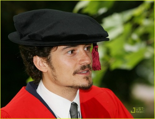  Orlando Bloom receives an honorary degree from the یونیورسٹی of Kent (July 13)