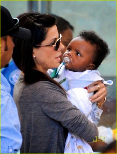  Sandra Bullock: New Orleans with Son Louis!