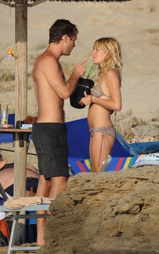  Sienna Miller and Jude Law on holiday in Ponza (July 15)