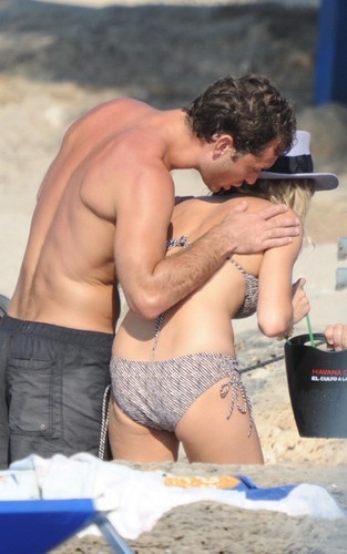  Sienna Miller and Jude Law on holiday in Ponza (July 15)