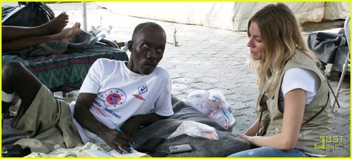  Sienna Miller's Haiti Trip Chronicled
